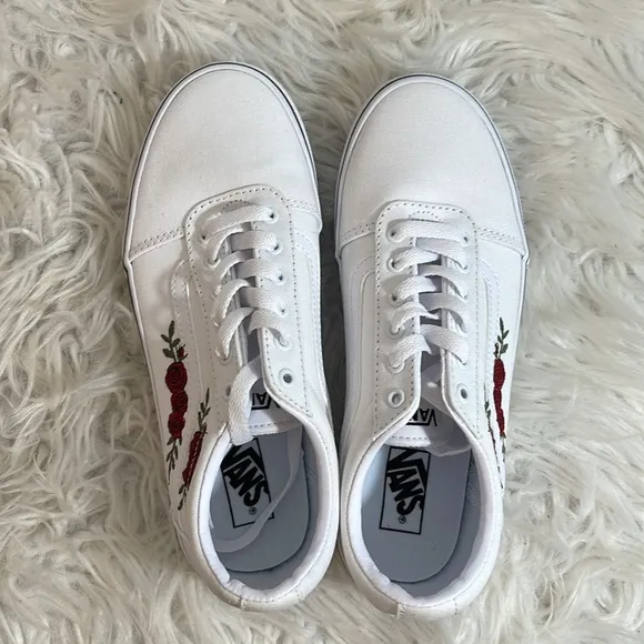VANS Kids’ Ward Rose Classic Low Top Sneaker White &amp; Red Size 4.5 NEW